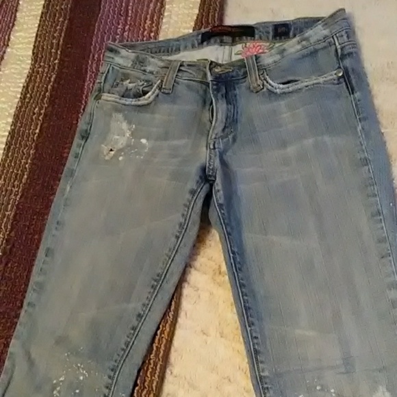 Vigoss distressed jeans w/ flower patch on pocket. - Picture 2 of 7